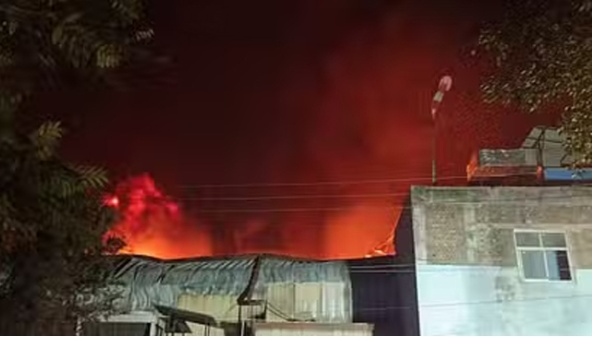 हल्द्वानी-लालकुआं-हल्दूचौड़-बिंदुखत्ता में मौत के मुहाने पर आबादी! अमेजॉन गोदाम अग्निकांड ने खोली सुरक्षा की पोल, कबाड़ गोदामों और संदिग्ध किराएदारों पर कब चलेगा अभियान?