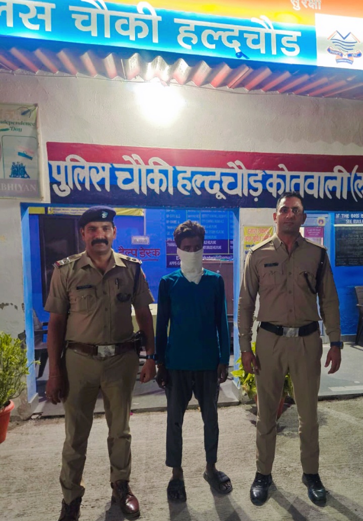 ऑपरेशन प्रहार: हल्दूचौड़ पुलिस चौकी प्रभारी अर्जुन गिरी की बड़ी कार्रवाई, लंबे समय से फरार वारंटी आनंद सक्सेना गिरफ्तार