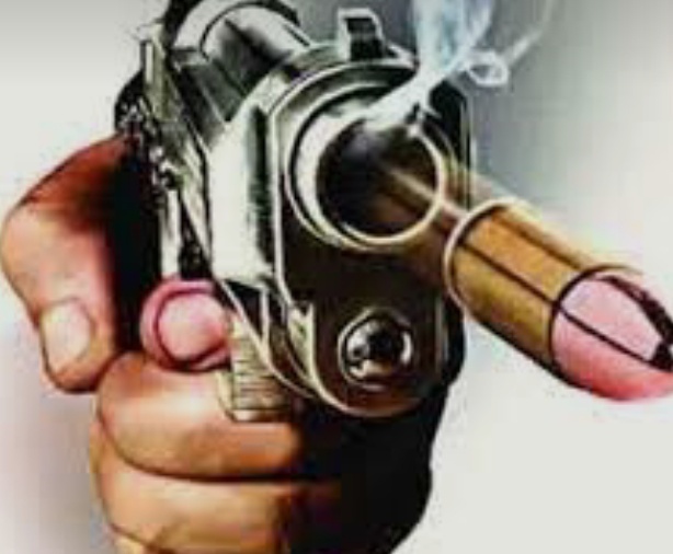 रुद्रपुर में सरेराह गोलियों की गूंज: पुरानी रंजिश में युवक पर फायरिंग, कार के शीशों में लगीं गोलियां पुलिस जुटी जांच में