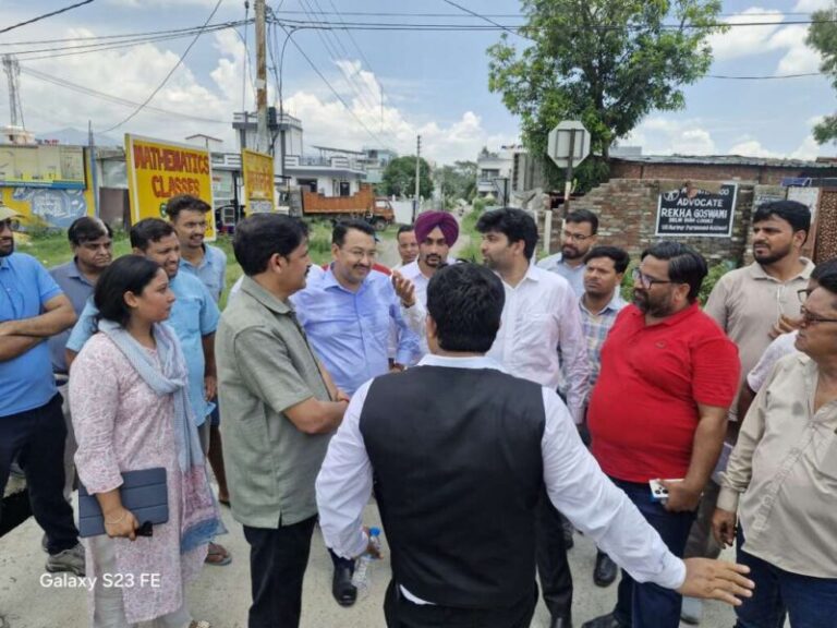 मौत के हाईवे से लेकर लालकुआं बाजार तक बेपटरी व्यवस्था! हादसों के बाद जागा प्रशासन, लेकिन लालकुआं शहर अब भी अतिक्रमण और अव्यवस्था की गिरफ्त में”गहरी नींद में जिला प्रशासन