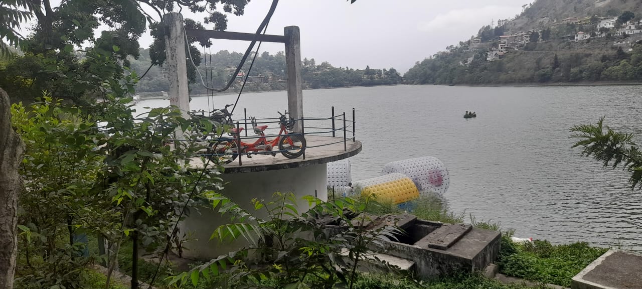 भीमताल की खूबसूरती पर सीवर संकट का साया: झील किनारे उठती दुर्गंध से पर्यटक परेशान, स्थायी समाधान की उठी मांग
