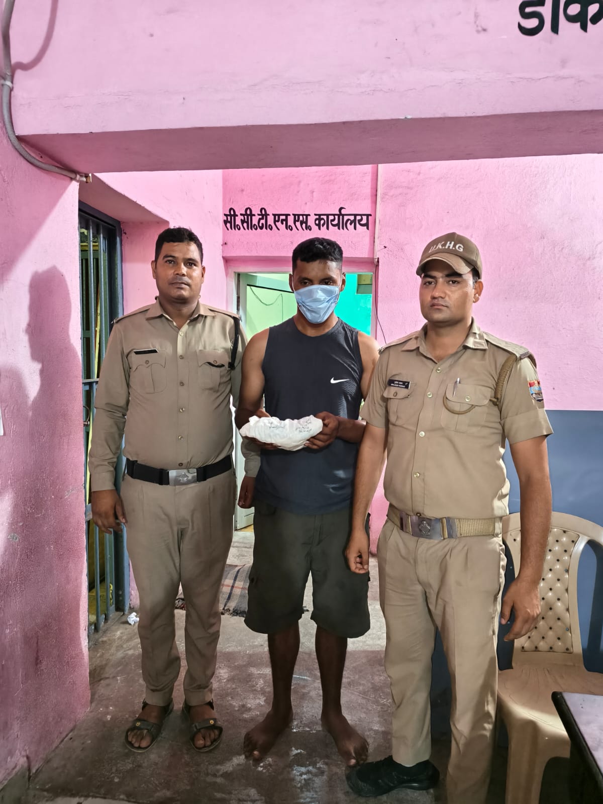 बिंदुखत्ता चौकी प्रभारी उपनिरीक्षक गौरव जोशी की बड़ी कार्रवाई, 654 ग्राम चरस और 49 पव्वे शराब बरामद