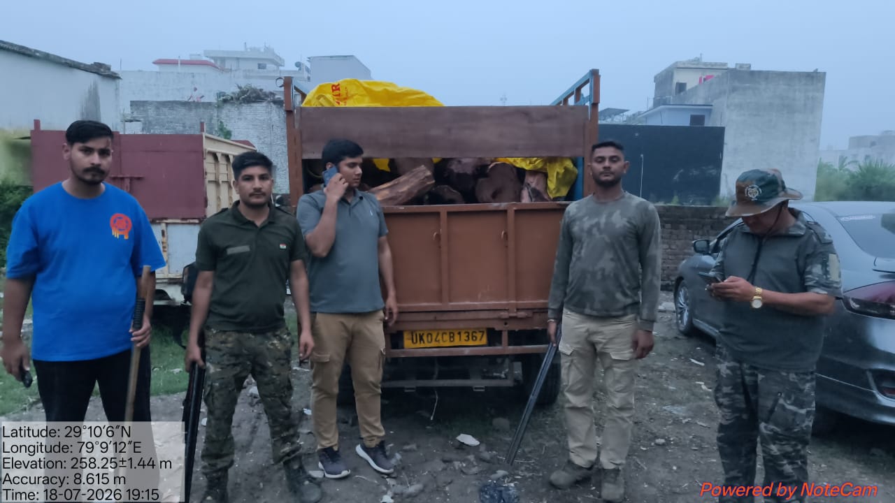 डीएफओ रामनगर प्रकाश चंद आर्य और एसडीओ किरण शाह के निर्देशन में बड़ी कार्रवाई, खैर की अवैध लकड़ी से भरी दो पिकअप पकड़ की सीज:देखें वीडियो