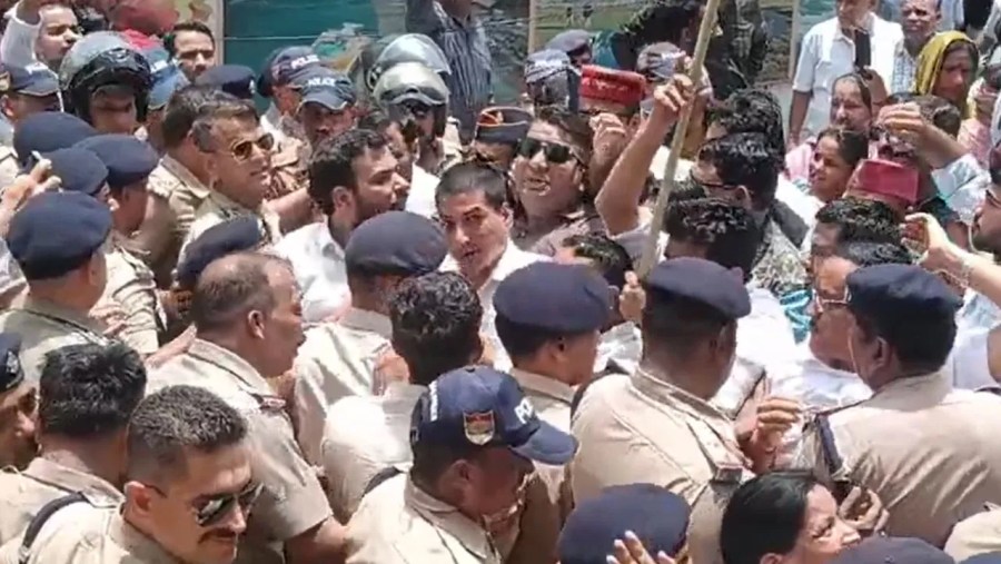 उत्तराखंड पुलिस के 4600 ग्रेड पे की मांग फिर गरजी, पुलिस मुख्यालय घेरने पहुंचे समर्थक; धक्का-मुक्की के बीच सरकार को चेतावनी