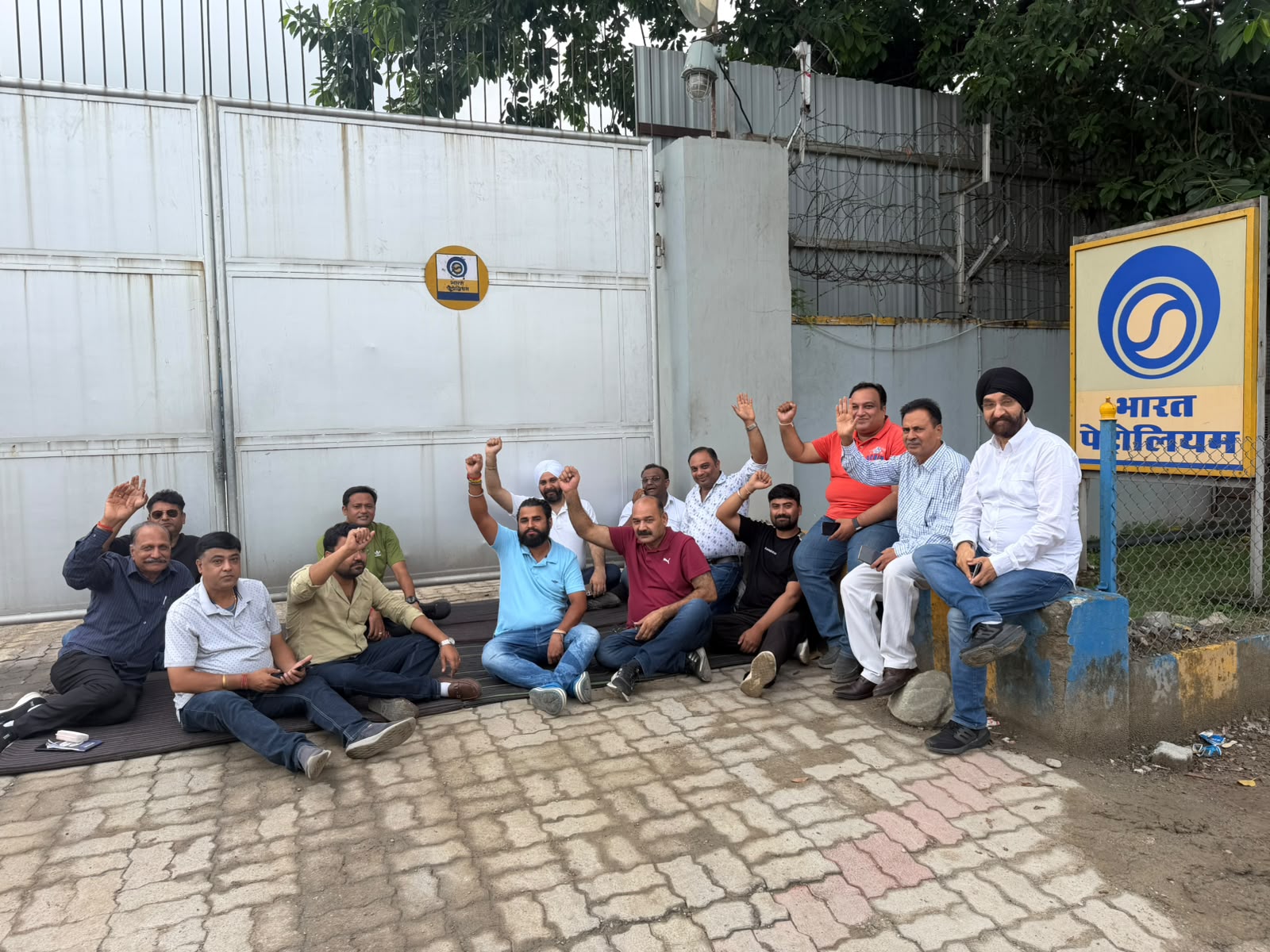 हल्द्वानी व आसपास कम दाम में टैंकरों से पेट्रोल-डीजल बिक्री का आरोप: हल्द्वानी में पेट्रोल पंप संचालकों का एचपीसीएल डिपो पर प्रदर्शन