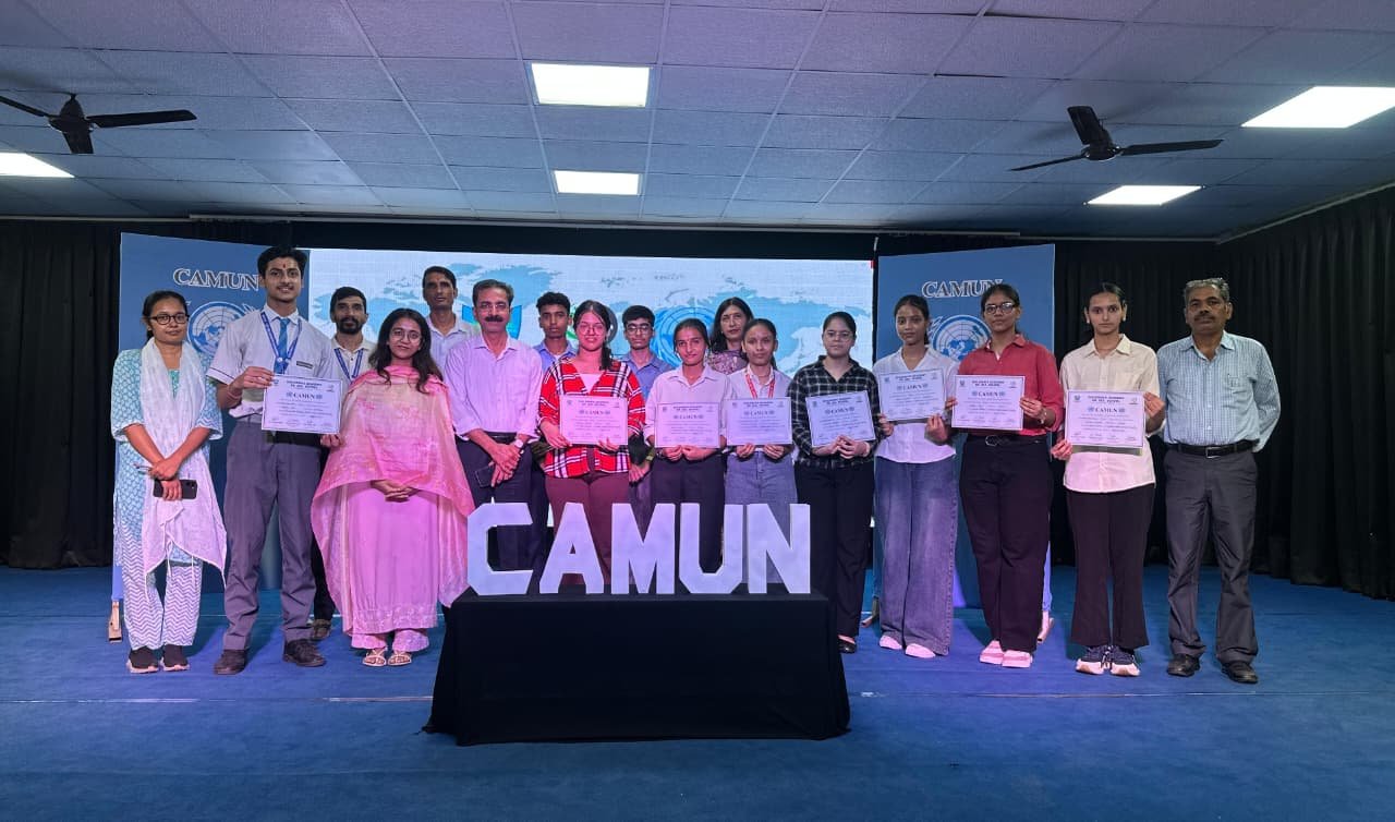 चिल्ड्रन्स एकेडमी सीनियर सेकेंडरी स्कूल में सी.ए.एम.यू.एन. का भव्य आयोजन, विद्यार्थियों ने निभाई विभिन्न देशों के प्रतिनिधियों की भूमिका