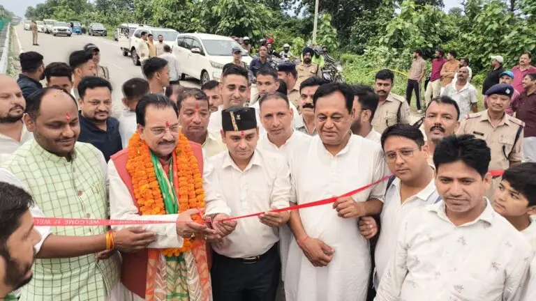 सांसद अजय भट्ट और अध्यक्ष सुरेंद्र सिंह लोटनी ने किया भव्य प्रवेश द्वार व तिरंगा लाइटों का लोकार्पण, लालकुआं को मिली नई पहचान