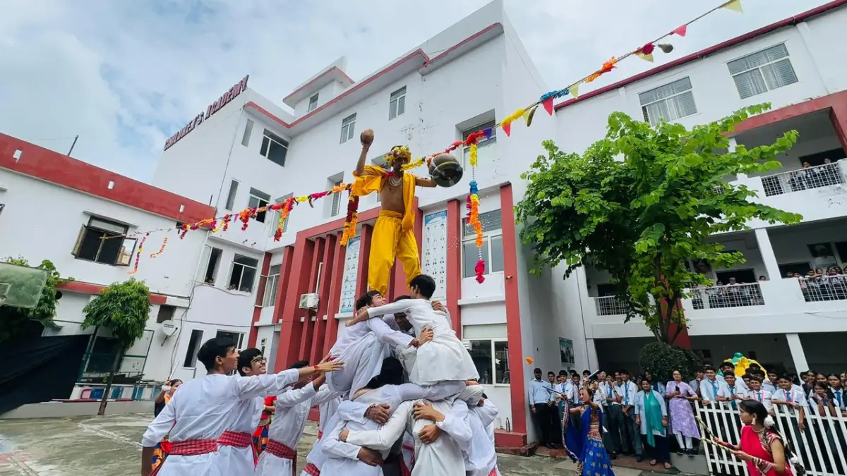 चिल्ड्रंस एकेडमी सीनियर सेकेंडरी स्कूल में धूमधाम से मनाई श्रीकृष्ण जन्माष्टमी, राधा-कृष्ण के रूप में सजे नन्हे-मुन्नों ने मोहा मन