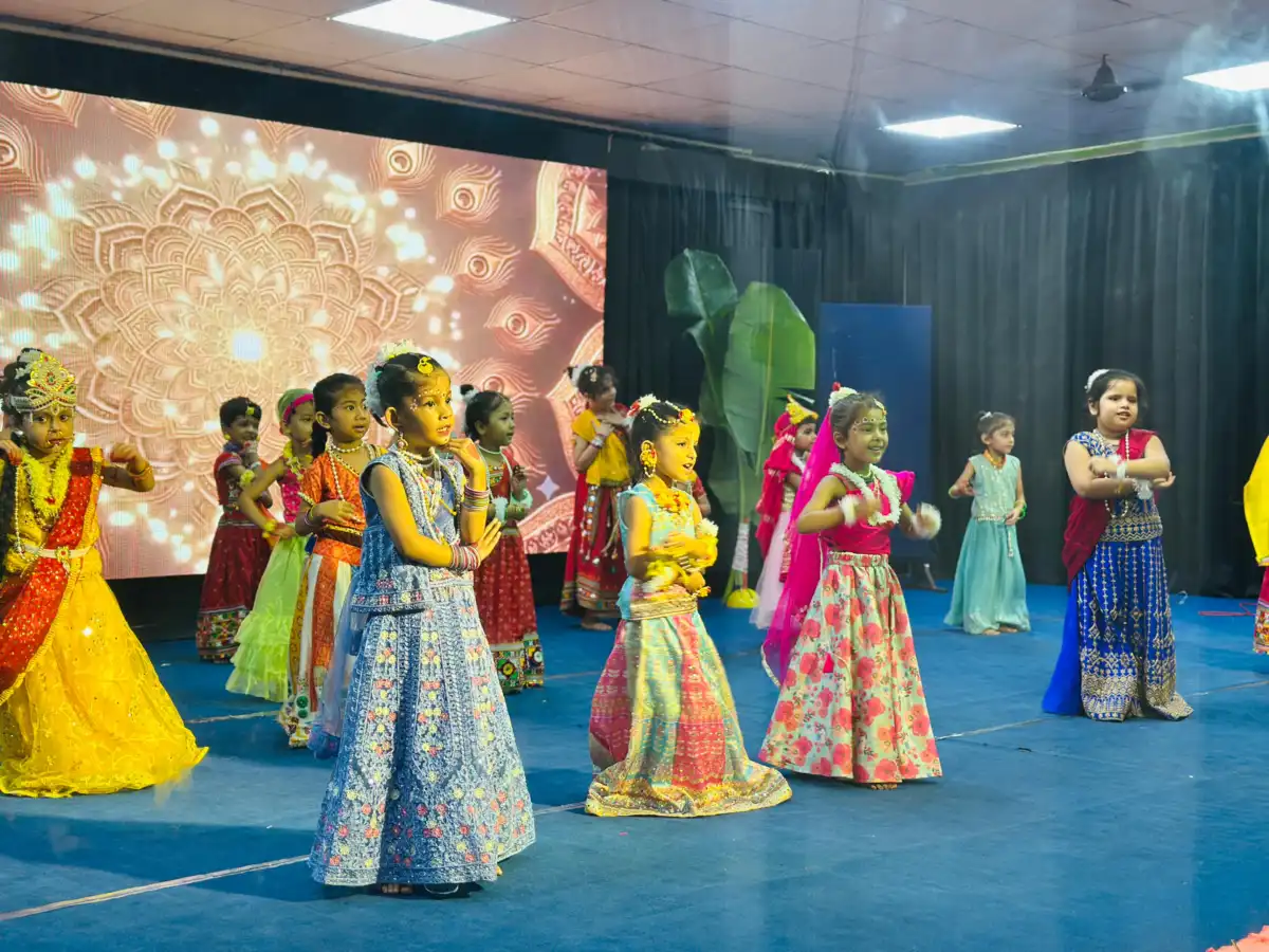 चिल्ड्रंस एकेडमी सीनियर सेकेंडरी स्कूल में धूमधाम से मनाई श्रीकृष्ण जन्माष्टमी, राधा-कृष्ण के रूप में सजे नन्हे-मुन्नों ने मोहा मन
