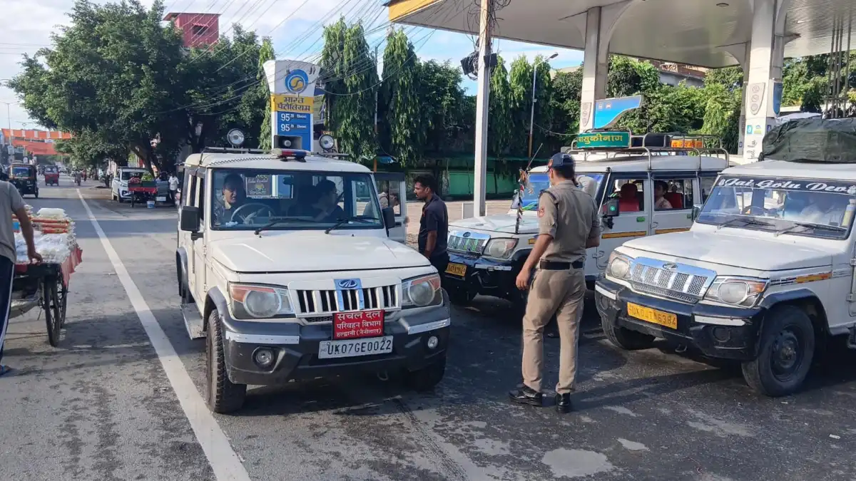 कुमाऊ में आरटीओ का डंडा: 1005 वाहनों के चालान, 37 सीज; बस अड्डों के पास सवारी भर रही अनधिकृत टैक्सियों पर भी शिकंजा:देखें वीडियो