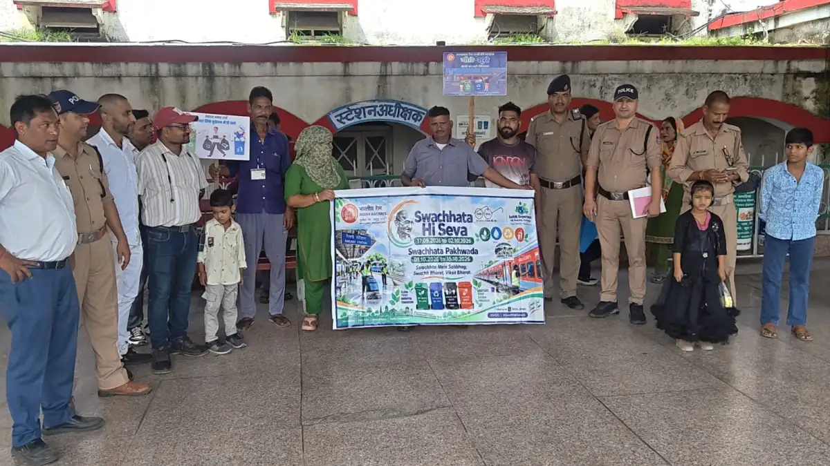 लालकुआं रेलवे स्टेशन पर स्वच्छ भारत अभियान 2026 का शुभारंभ, कूड़ा अलग-अलग करने को लेकर यात्रियों व रेलवे कॉलोनी में जागरूकता:देखें वीडियो