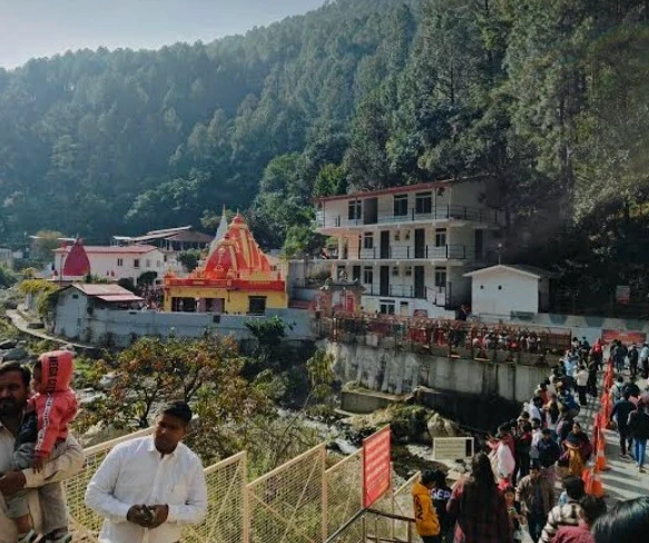 कैंची धाम में श्रद्धालुओं पर हमला, मामूली कहासुनी के बाद चले लाठी-डंडे और लोहे की रॉड, एक श्रद्धालु का सिर फटा