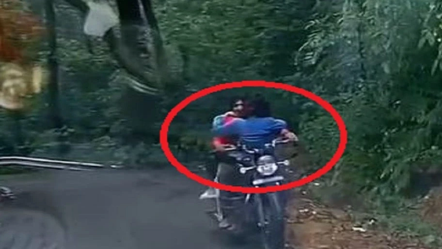 खतरनाक स्टंट: बुलेट की टंकी पर युवती को बैठाकर दौड़ाई बाइक, वायरल वीडियो से मचा हड़कंप; पुलिस तलाश में जुटी