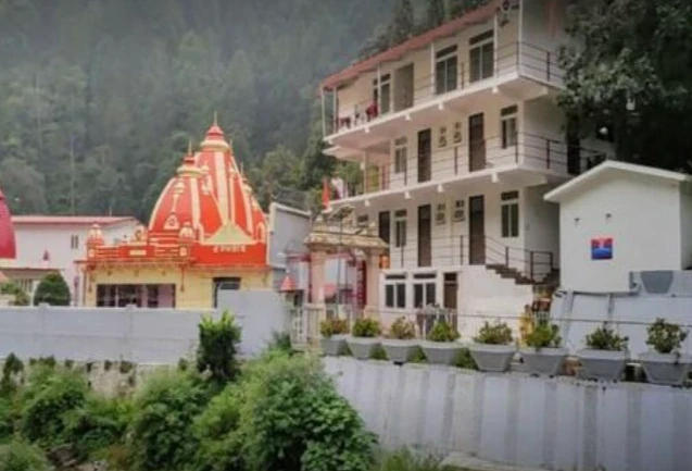 कैंची धाम में ओवररेटिंग का खेल पकड़ा, 26 होटल-होम स्टे पर कार्रवाई; दो सील, 22 पर 10-10 हजार जुर्माना