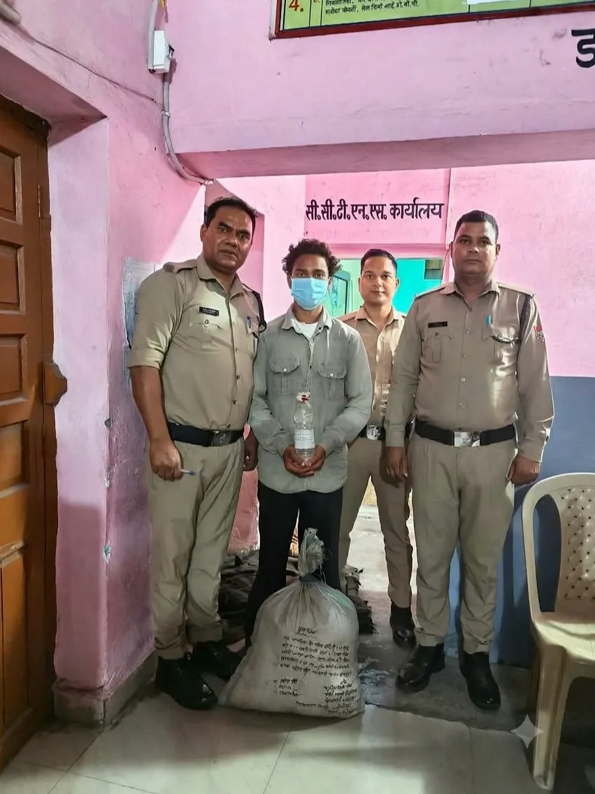 बिंदुखत्ता चौकी प्रभारी गौरव जोशी की टीम ने 110 पाउच कच्ची शराब के साथ तस्कर को दबोचा