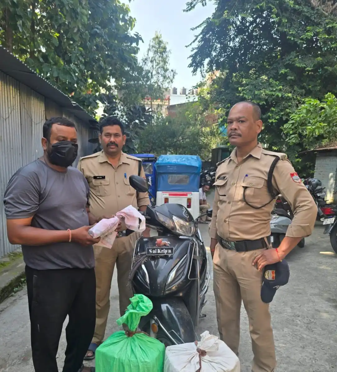 यहां स्कूटी से शराब तस्करी का भंडाफोड़, 96 पव्वे इम्पीरियल ब्लू के साथ एक गिरफ्तार